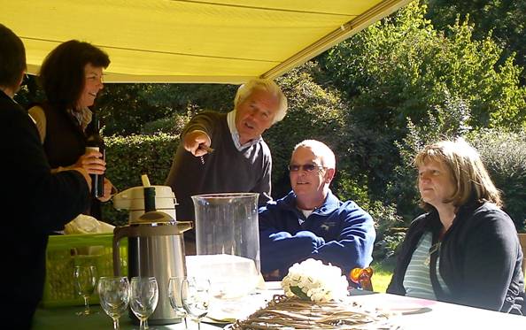 Tanja, Yvonne, Ken and the Vinyard owner.JPG